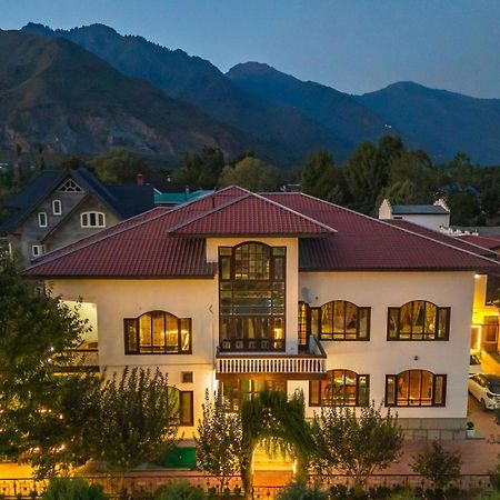 Stayvista At Wooden Arches With Lawn, Jacuzzi & Bbq Srinagar  Exterior photo