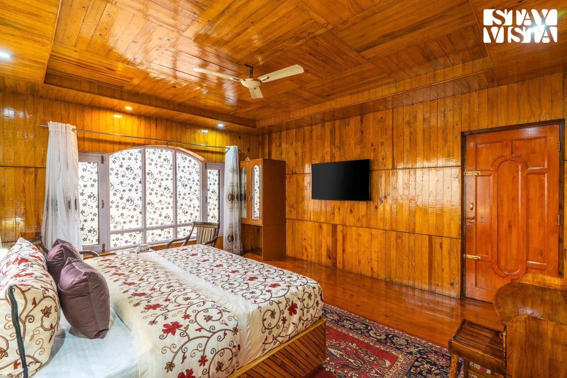Stayvista At Wooden Arches With Lawn, Jacuzzi & Bbq Srinagar  Exterior photo