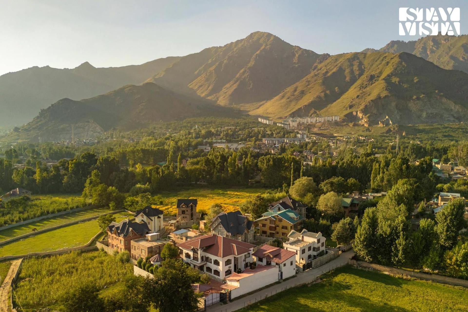 Stayvista At Wooden Arches With Lawn, Jacuzzi & Bbq Srinagar  Exterior photo
