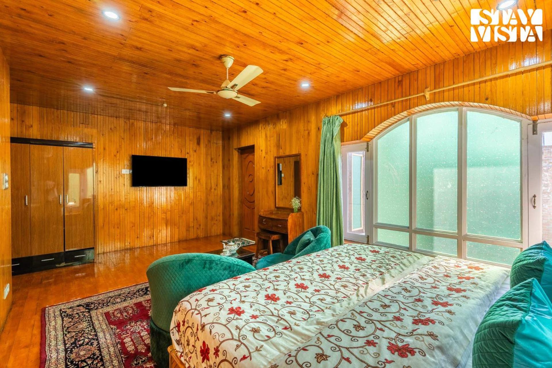 Stayvista At Wooden Arches With Lawn, Jacuzzi & Bbq Srinagar  Exterior photo