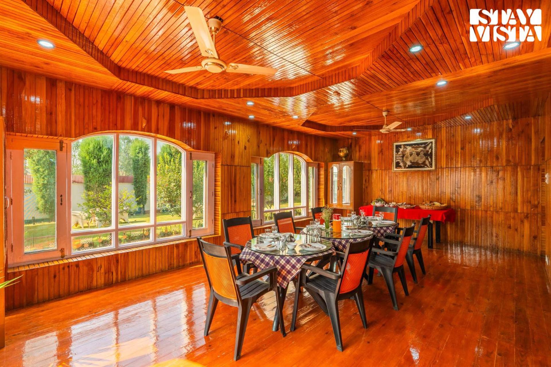 Stayvista At Wooden Arches With Lawn, Jacuzzi & Bbq Srinagar  Exterior photo