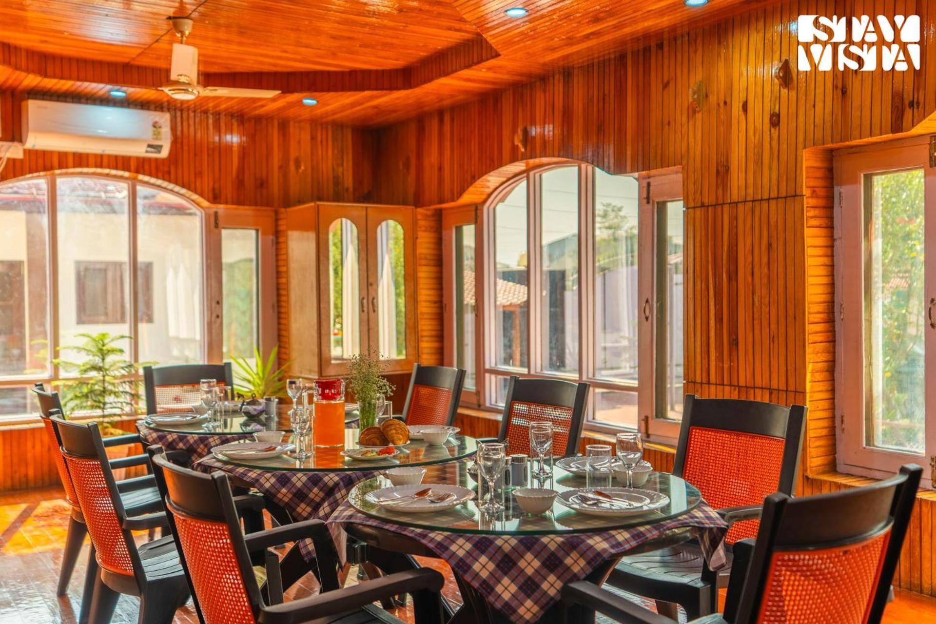 Stayvista At Wooden Arches With Lawn, Jacuzzi & Bbq Srinagar  Exterior photo