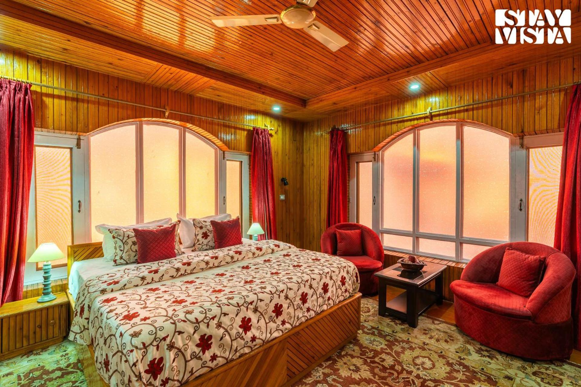 Stayvista At Wooden Arches With Lawn, Jacuzzi & Bbq Srinagar  Exterior photo
