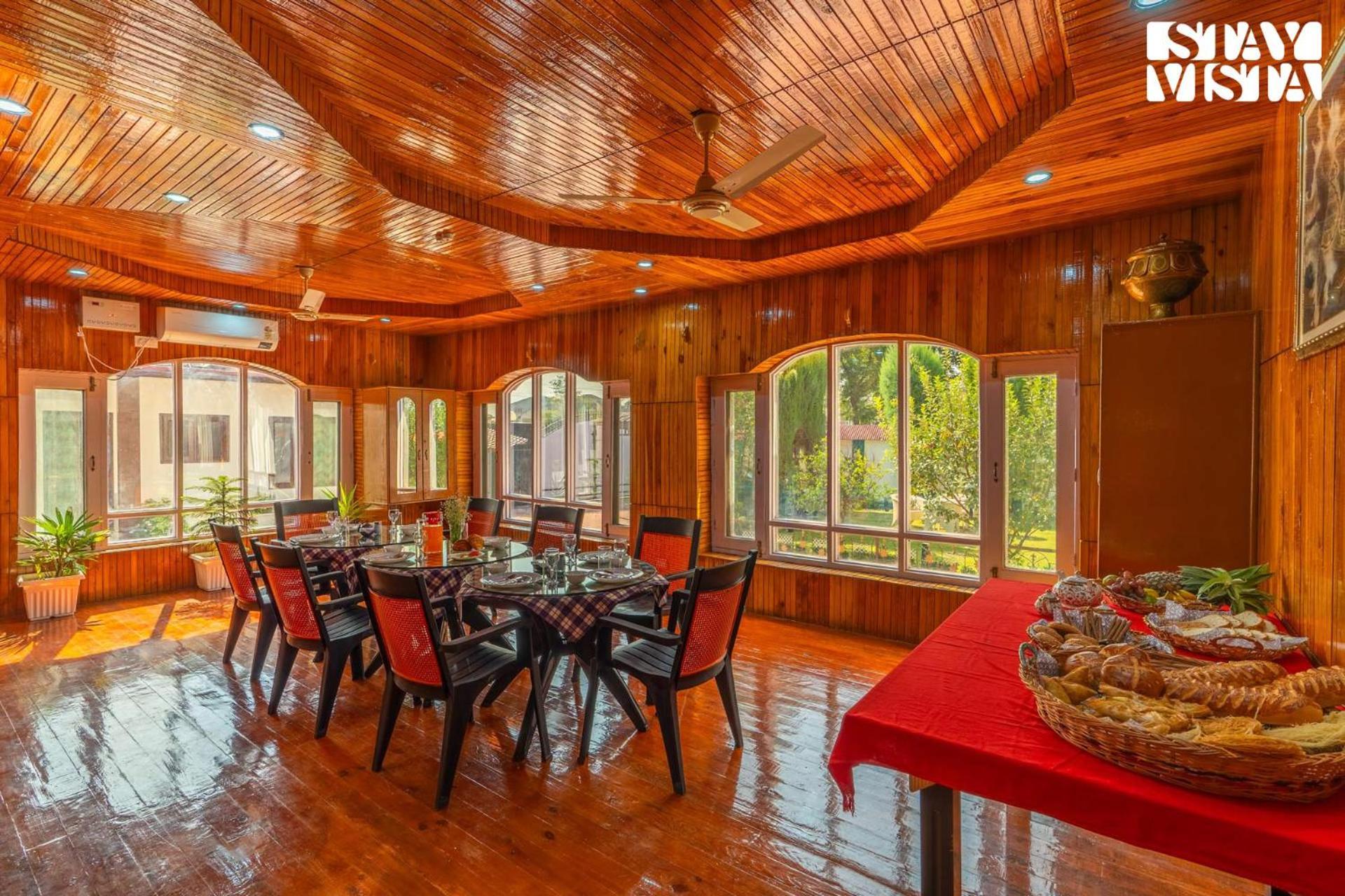 Stayvista At Wooden Arches With Lawn, Jacuzzi & Bbq Srinagar  Exterior photo