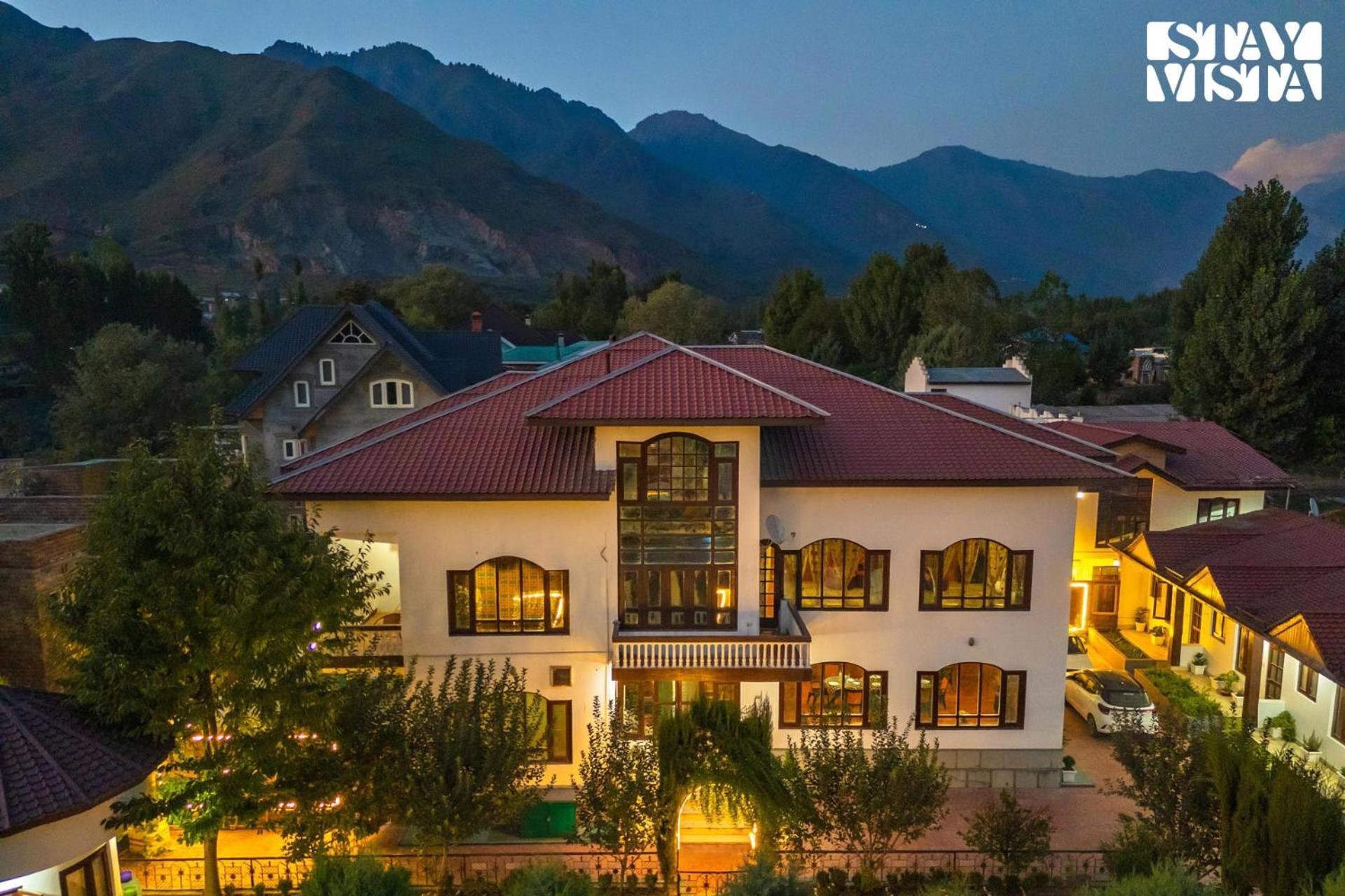 Stayvista At Wooden Arches With Lawn, Jacuzzi & Bbq Srinagar  Exterior photo