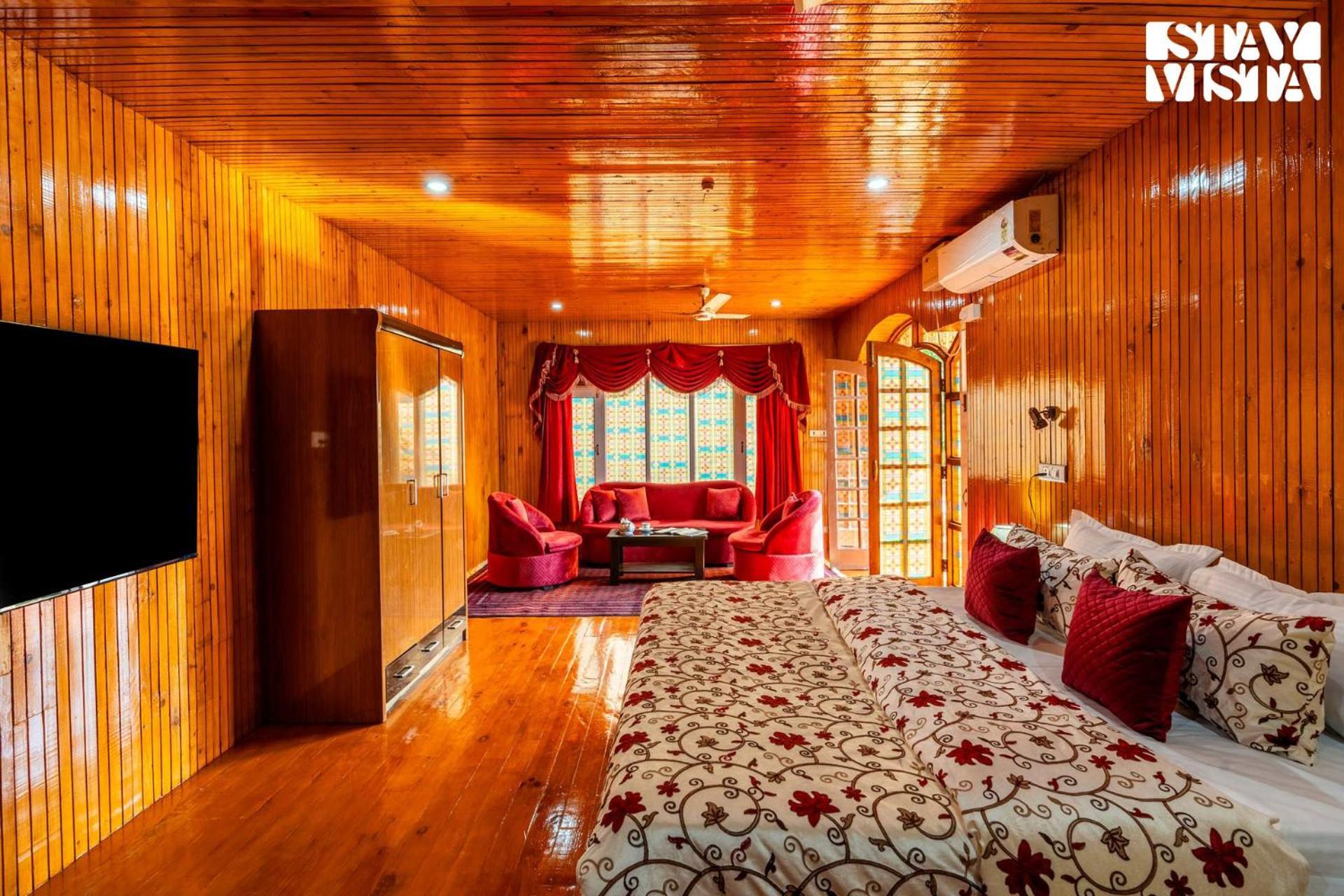 Stayvista At Wooden Arches With Lawn, Jacuzzi & Bbq Srinagar  Exterior photo