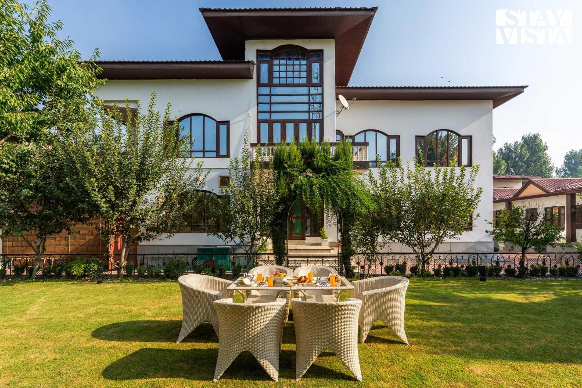Stayvista At Wooden Arches With Lawn, Jacuzzi & Bbq Srinagar  Exterior photo