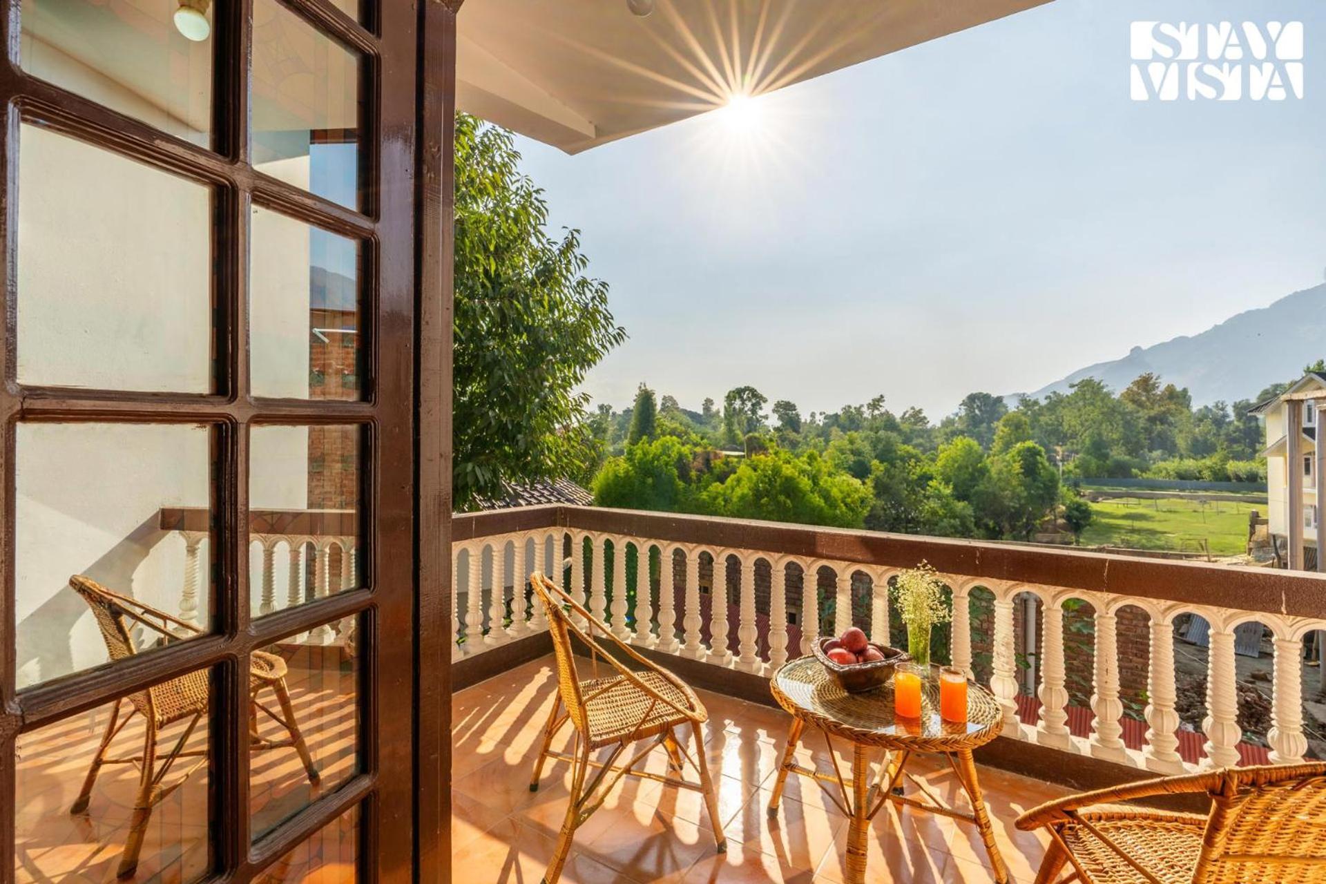 Stayvista At Wooden Arches With Lawn, Jacuzzi & Bbq Srinagar  Exterior photo
